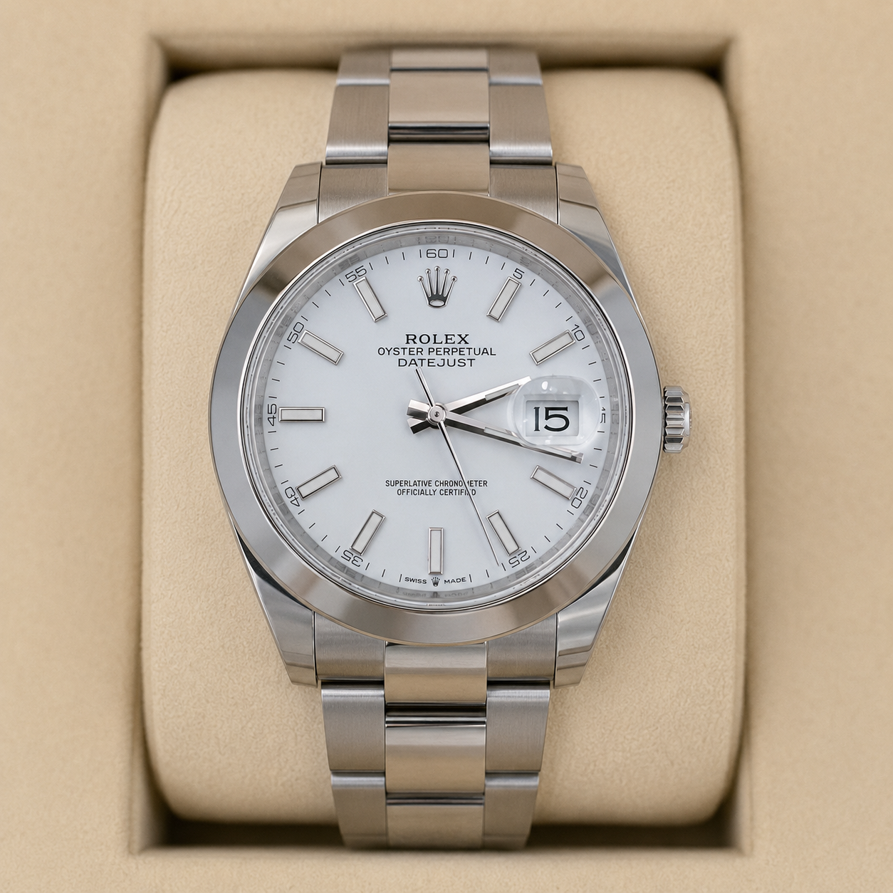 Vista frontal del Rolex Oyster Perpetual Datejust de 41 mm con esfera blanca